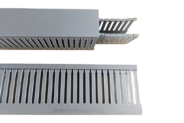 How does flame retardant fine-tooth insulated wiring duct perform in a humid environment?